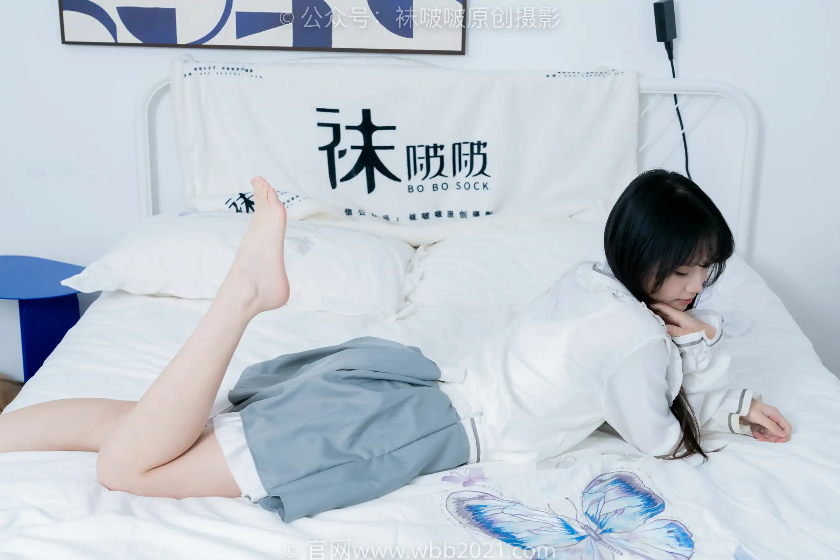 甜甜圈 高跟凉鞋 No.468 厚白丝 裸足 丝袜和裸足踩蓝莓剧情 BoBoSocks袜啵啵 P.1