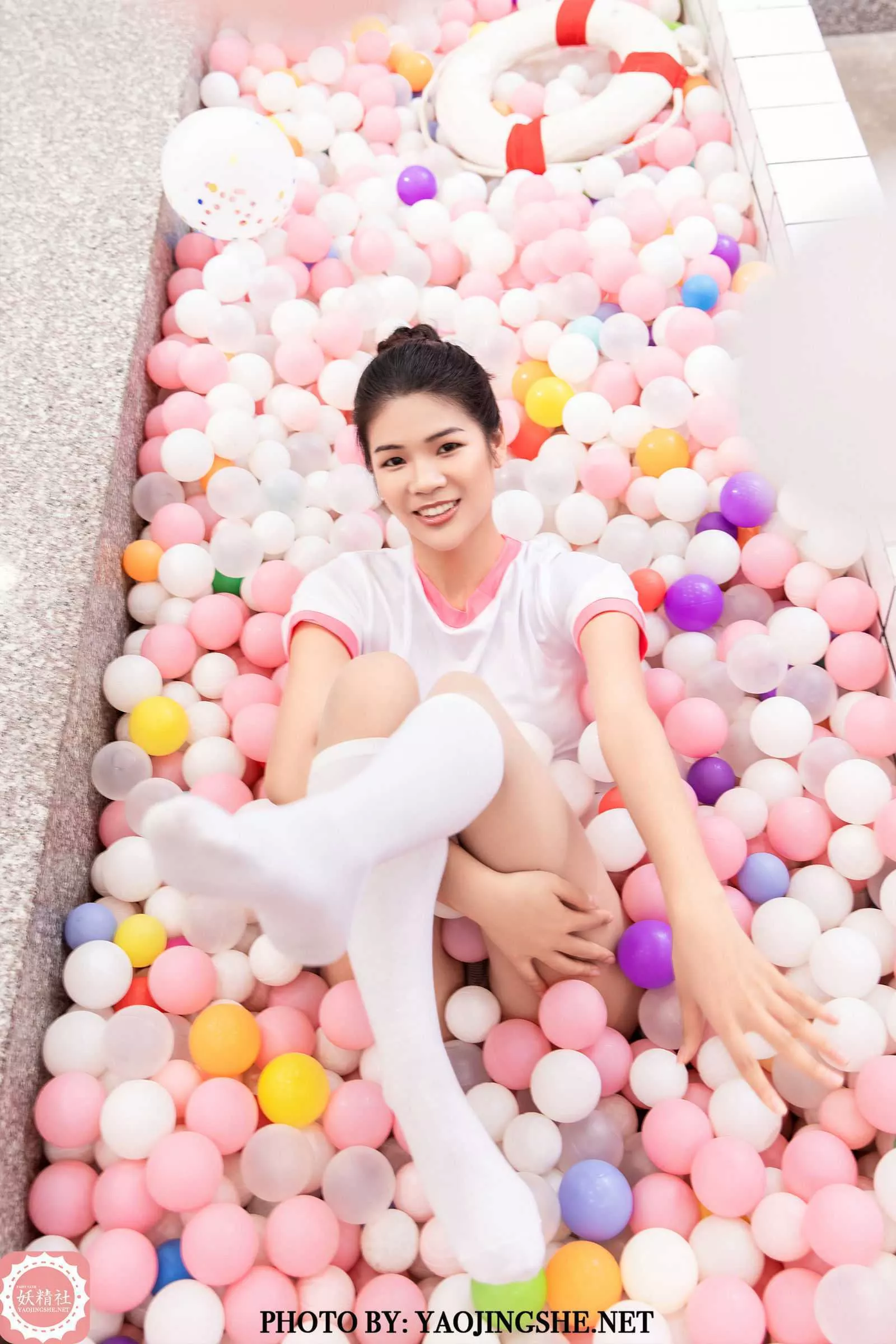 蜜丝 妖精社 珍珍《彩球浴室》 丝袜写真 P.3