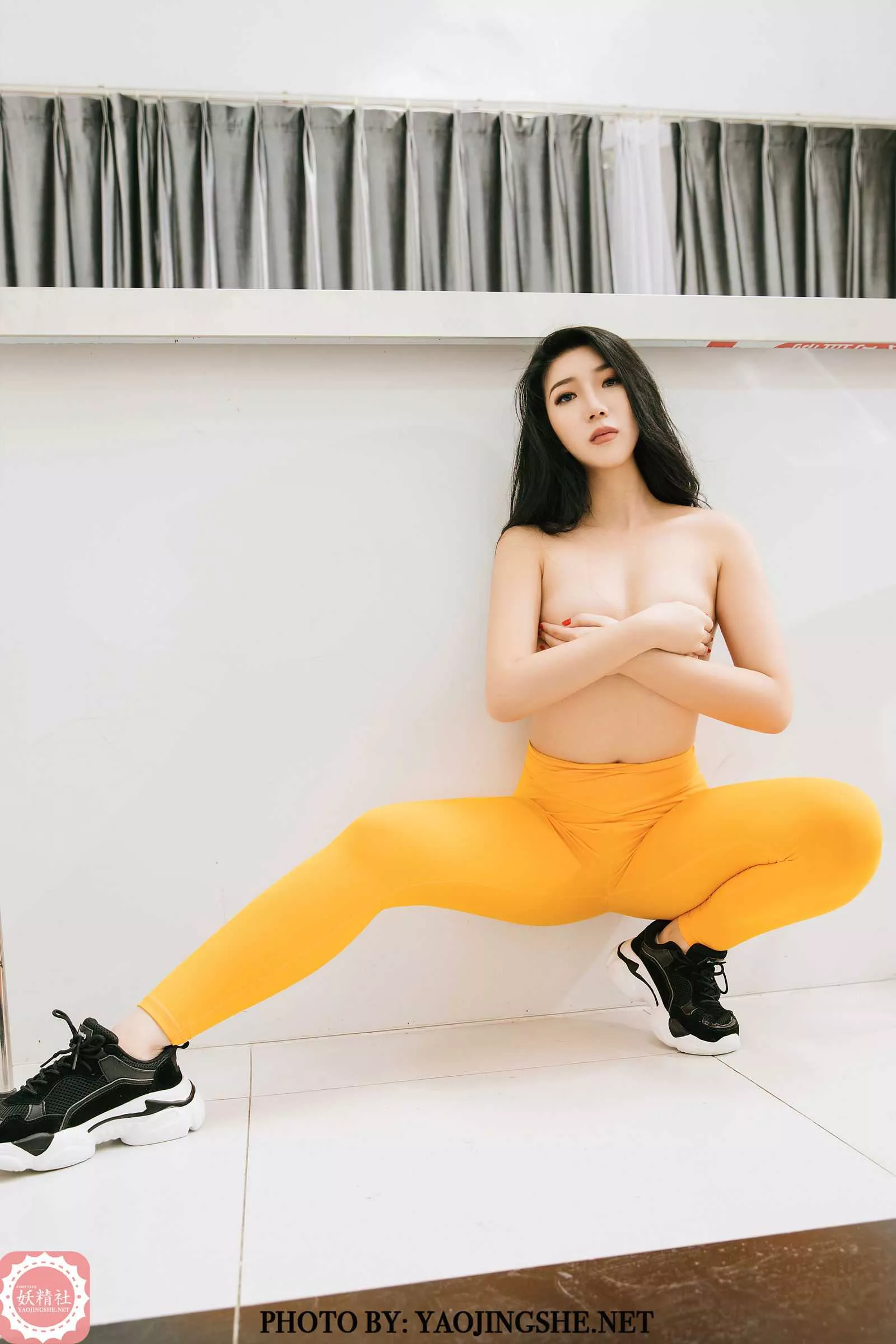 妖精社 丝袜写真 蜜丝 秋韵《健身蜜桃》 P.1