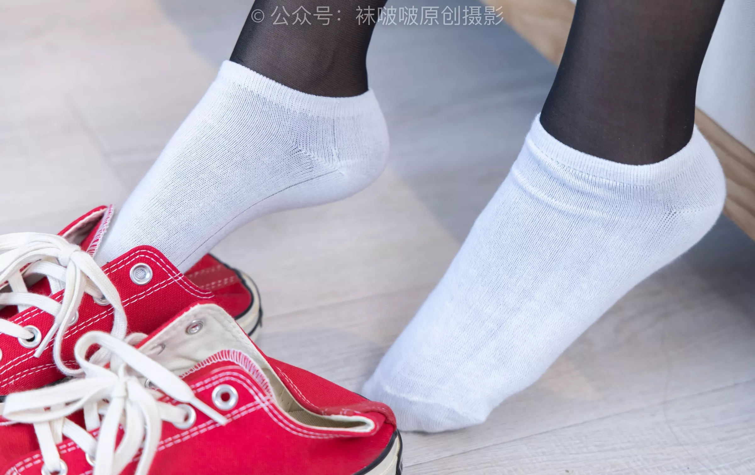 BoBoSocks袜啵啵 红色匡威板鞋、短筒白棉袜、黑丝【146P】 小沫 No.208 P.22