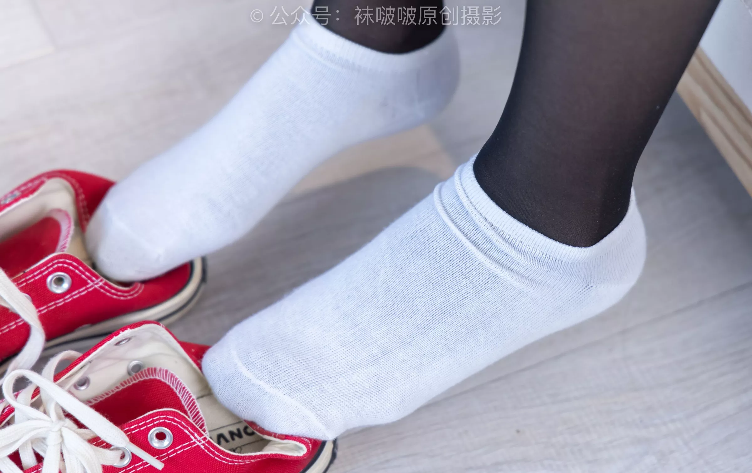 No.208 红色匡威板鞋、短筒白棉袜、黑丝【146P】 BoBoSocks袜啵啵 小沫 P.23