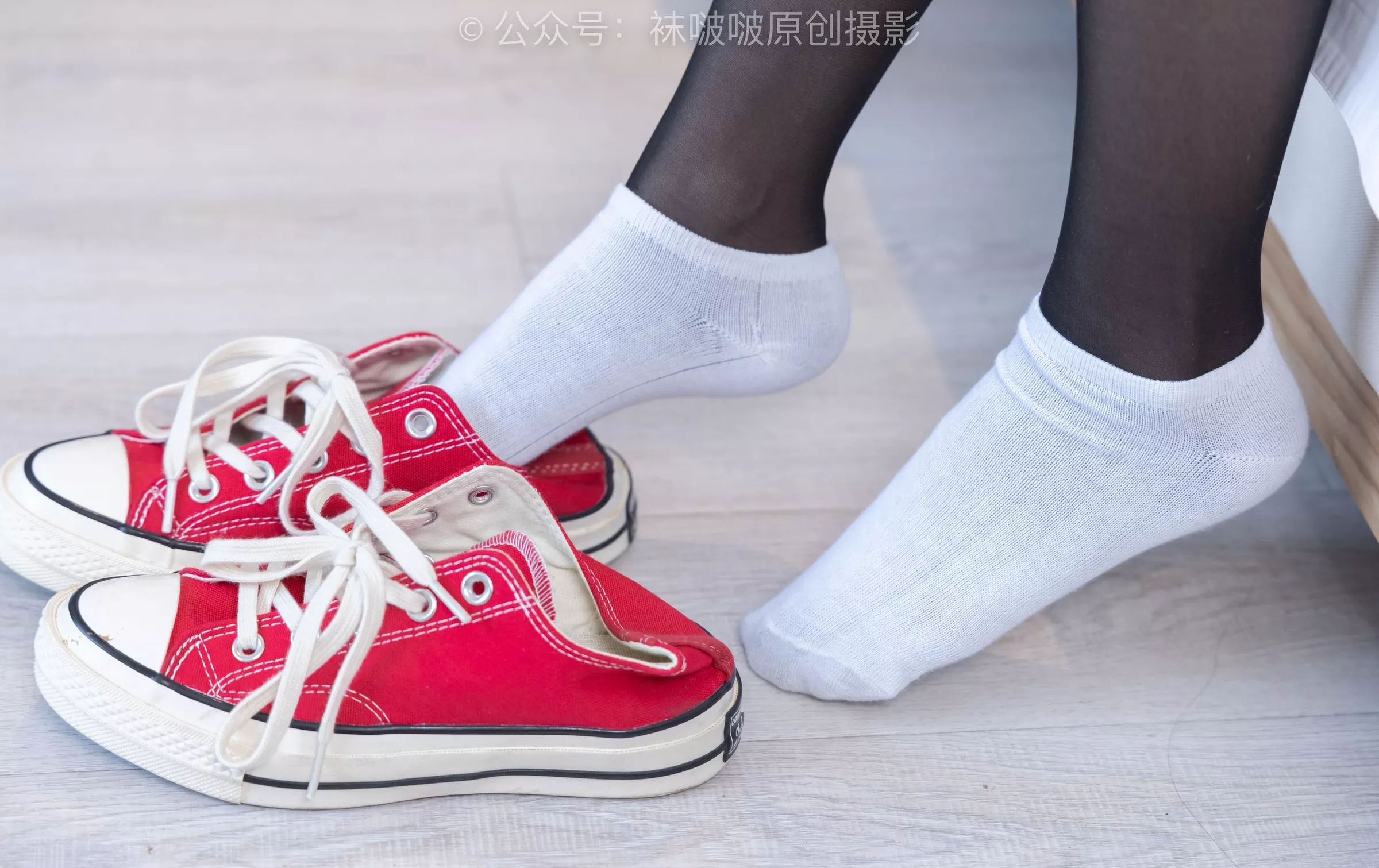 BoBoSocks袜啵啵 红色匡威板鞋、短筒白棉袜、黑丝【146P】 小沫 No.208 P.22