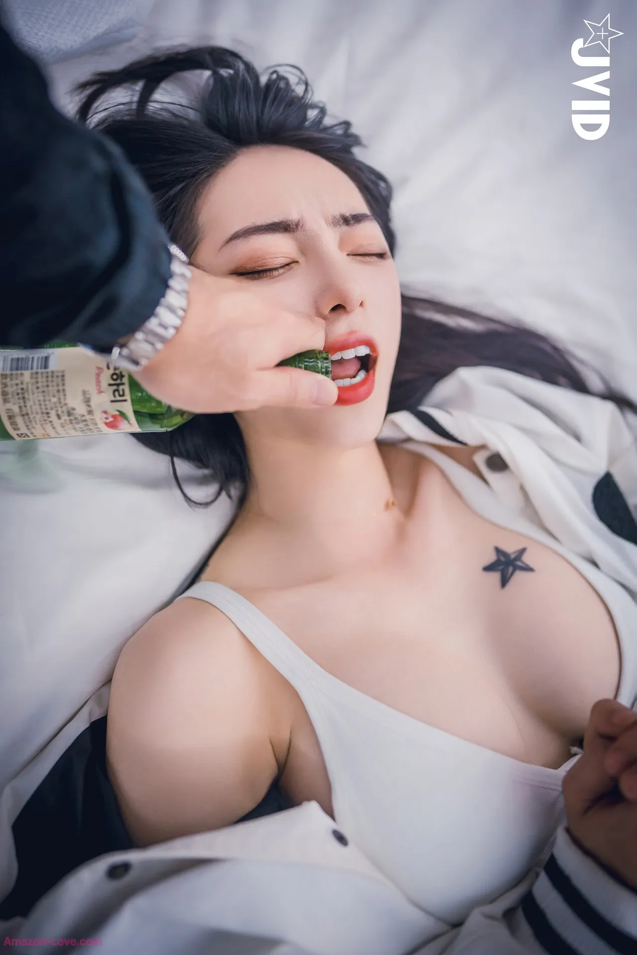 飘飘哥 飘飘跟踪绑架迷奸情色妄想 强灌春药 粉粉+透透 让美少女飘飘完全顺从 药效太强 全集修正 JVID P.16