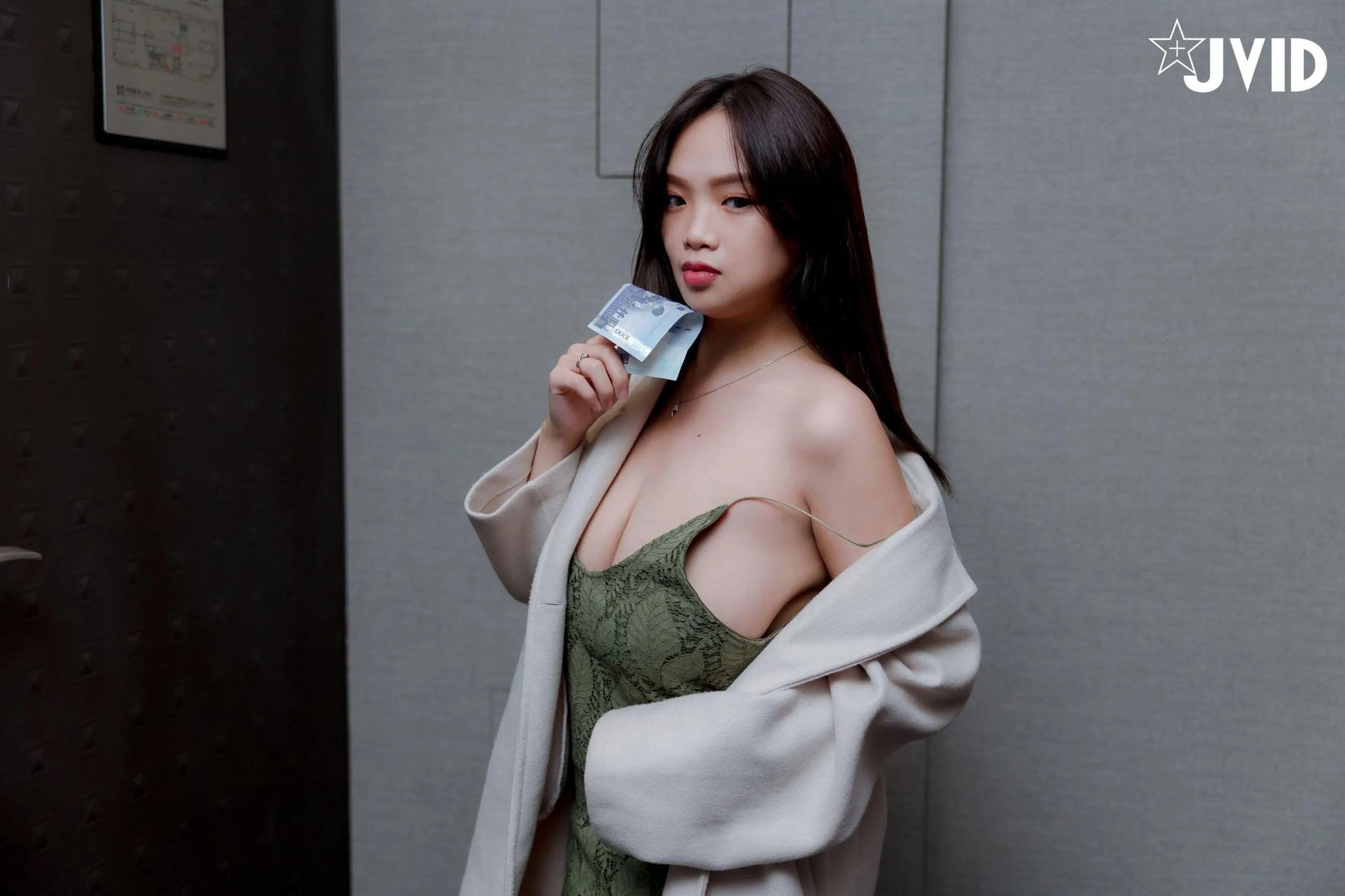 尤物丧志 与女房东约会换房租 JVID P.3