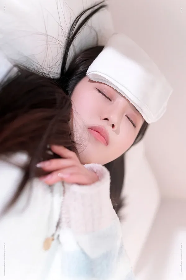 圆润丰盈美女Dami上铺的女生病娇娘趁机大饱眼福 P.2