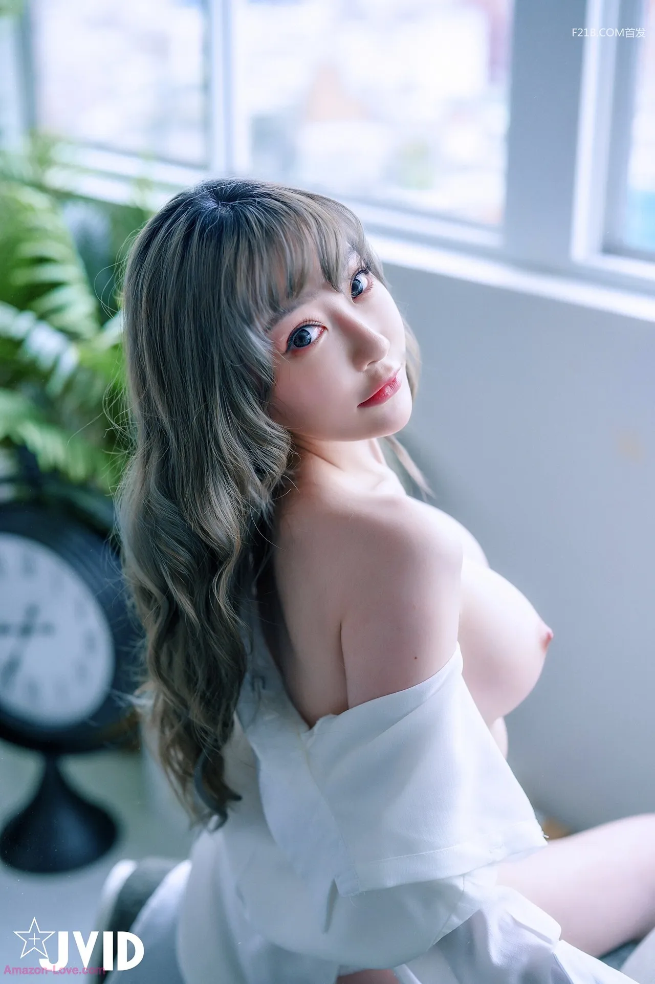 JVID 兄弟一起把玩超美极品充气娃娃 一秒变真人掰超开特写／粉嫩鲍 误触开关 璃奈酱 Set.1 P.6