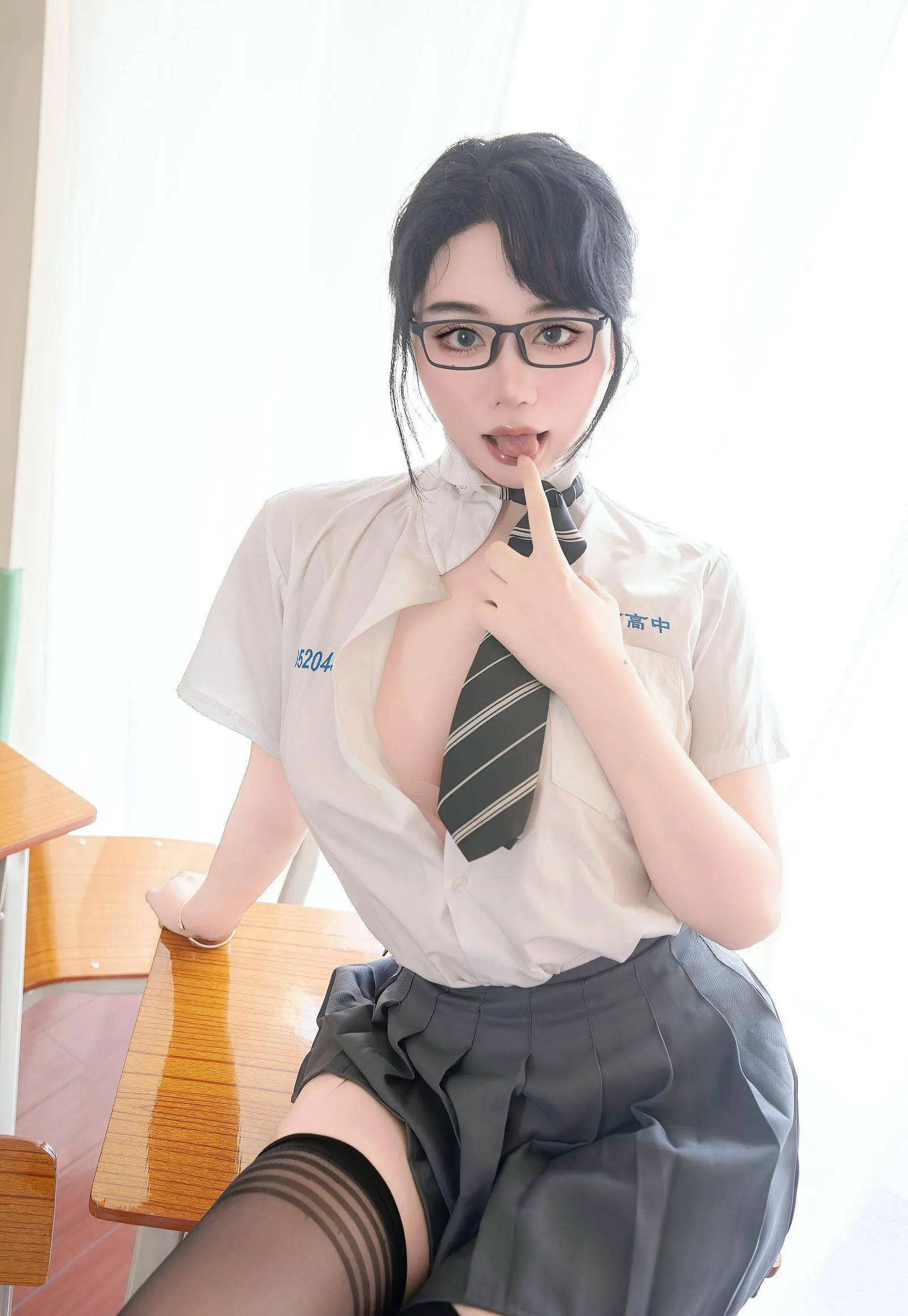 汐汐爱吃草莓 2025.7.10 【XIUREN秀人网】 No.10530 P.1