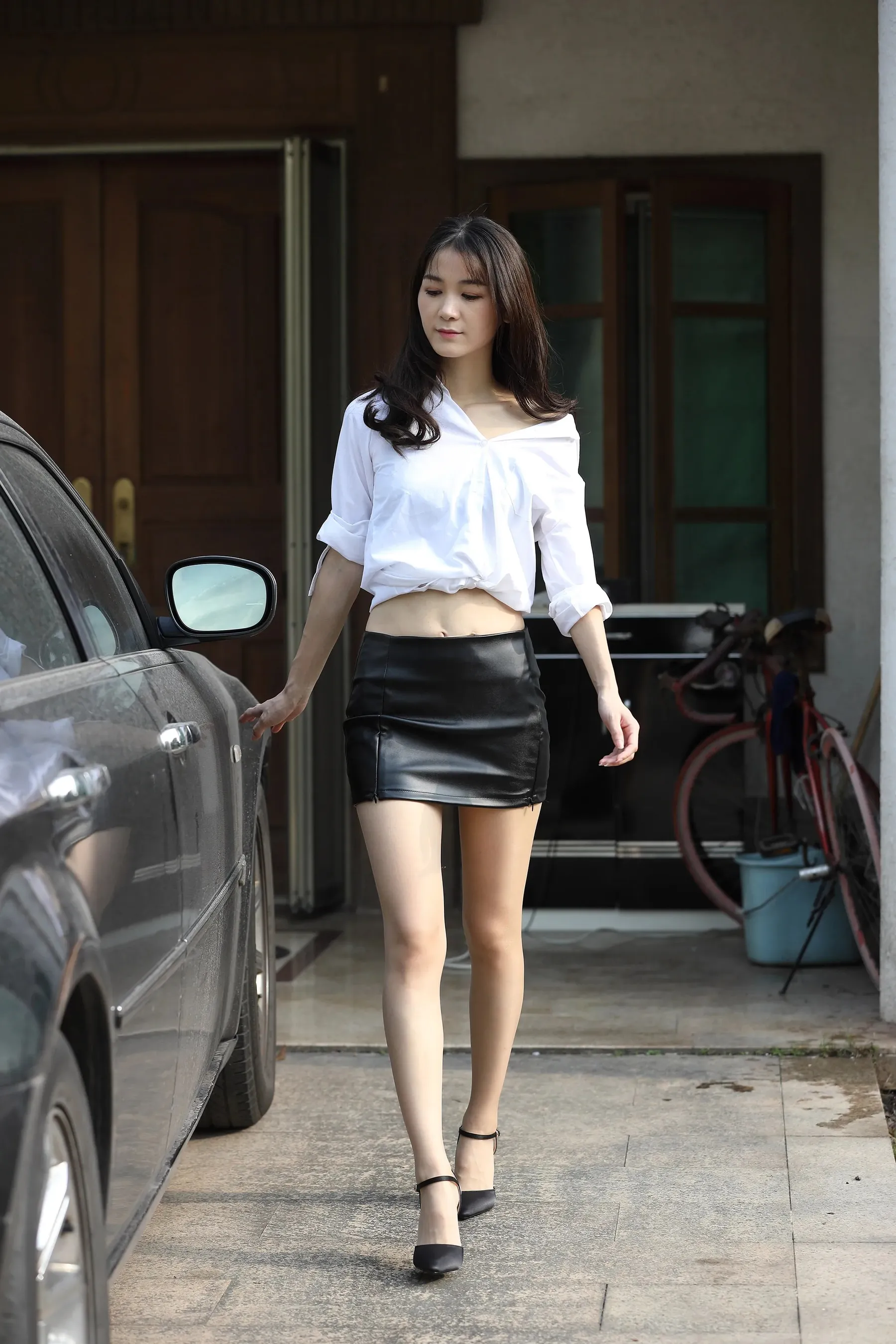 No.40 白衬衫皮裙秀丽美女原图 精选街拍作品 P.5