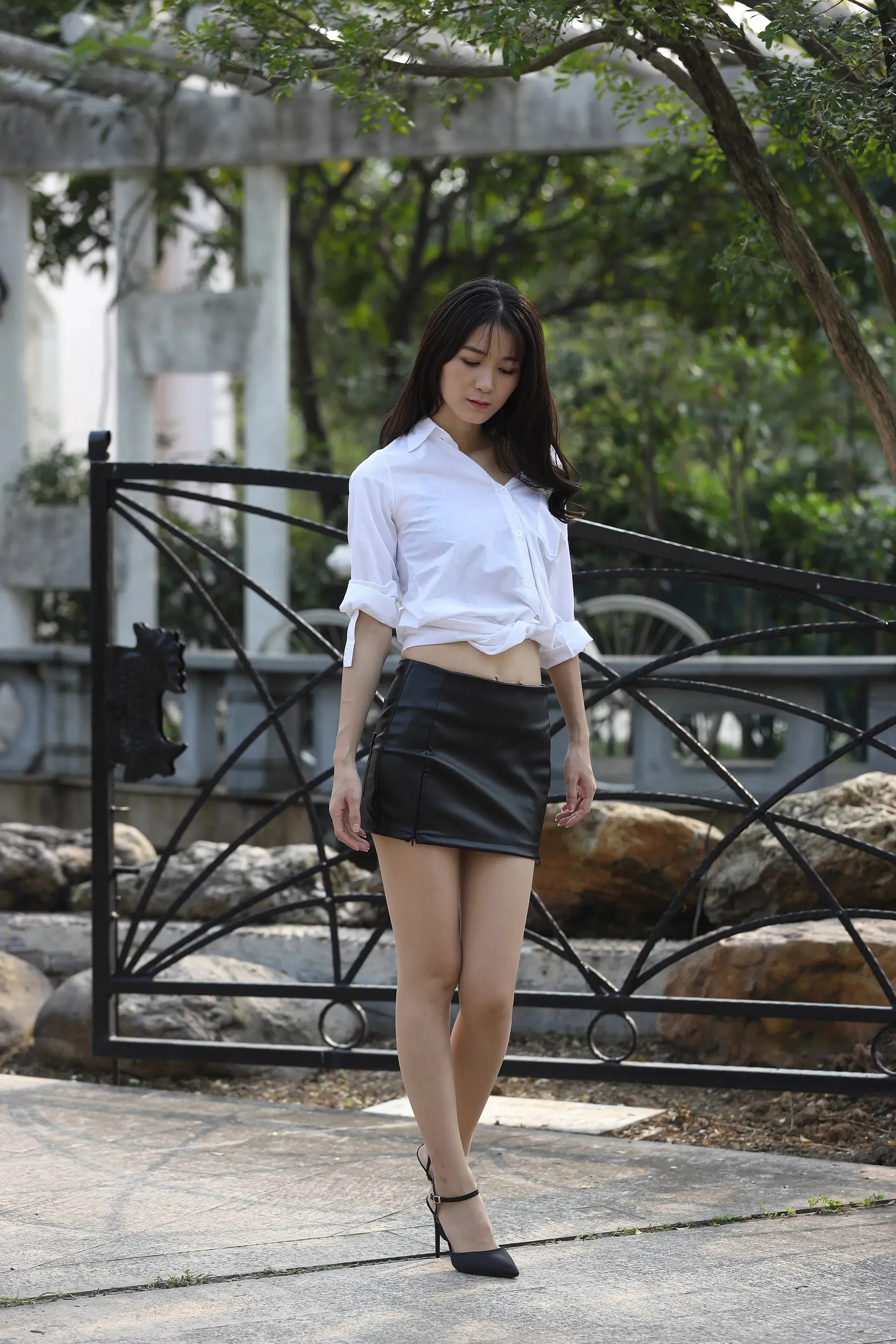 No.40 精选街拍作品 白衬衫皮裙秀丽美女原图 P.7