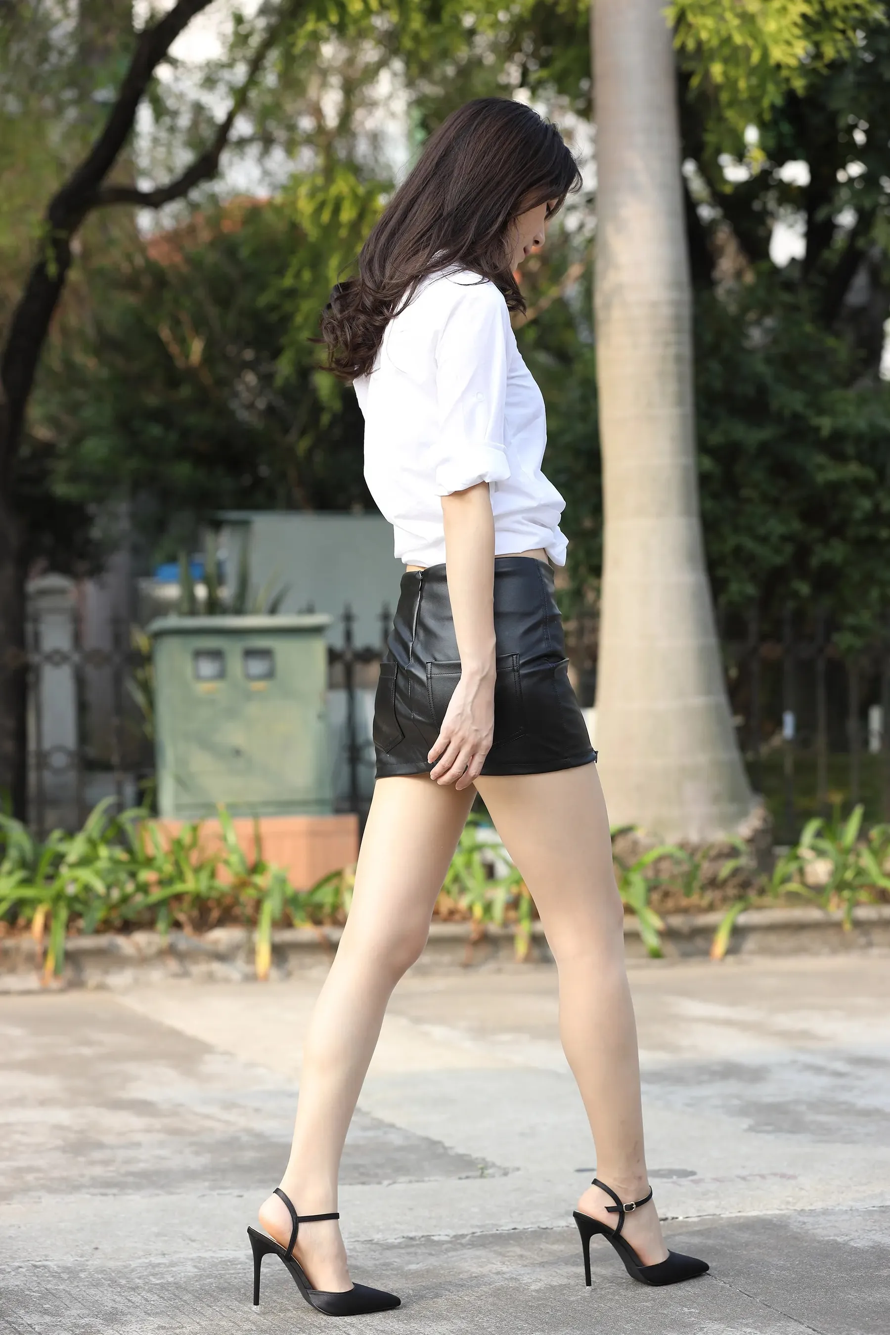 No.40 精选街拍作品 白衬衫皮裙秀丽美女原图 P.1