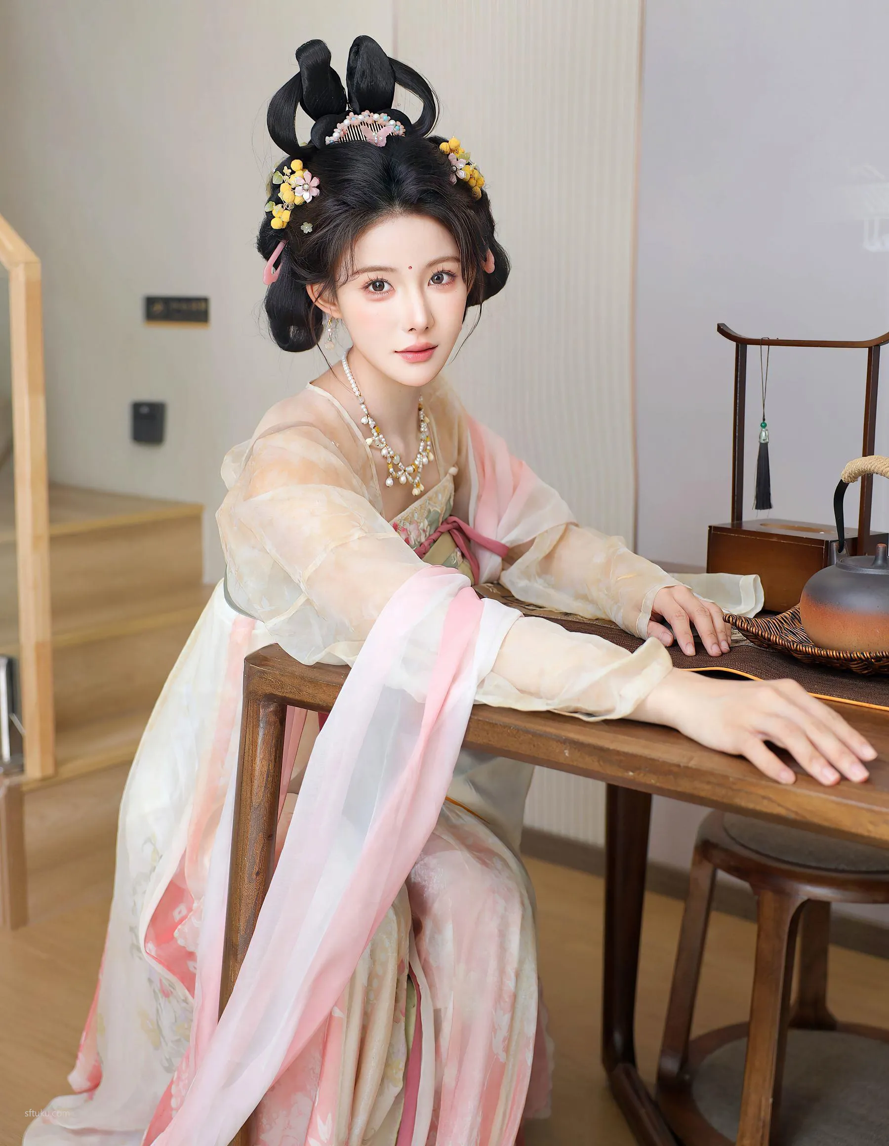 梨霜儿 2025.8.13 【XIUREN秀人网】 No.10645 P.1