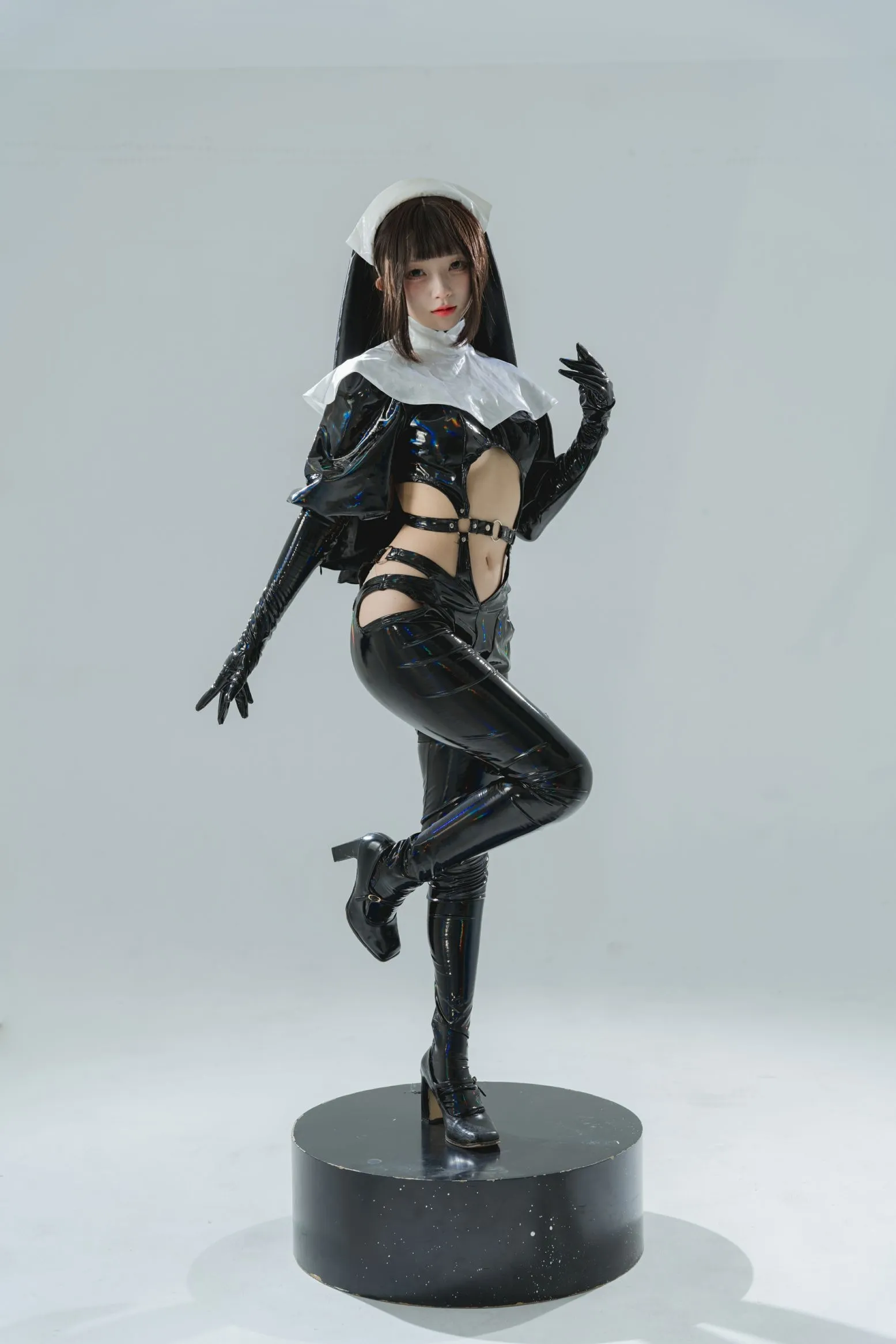花铃 cosplayer写真 漆皮修女 P.7