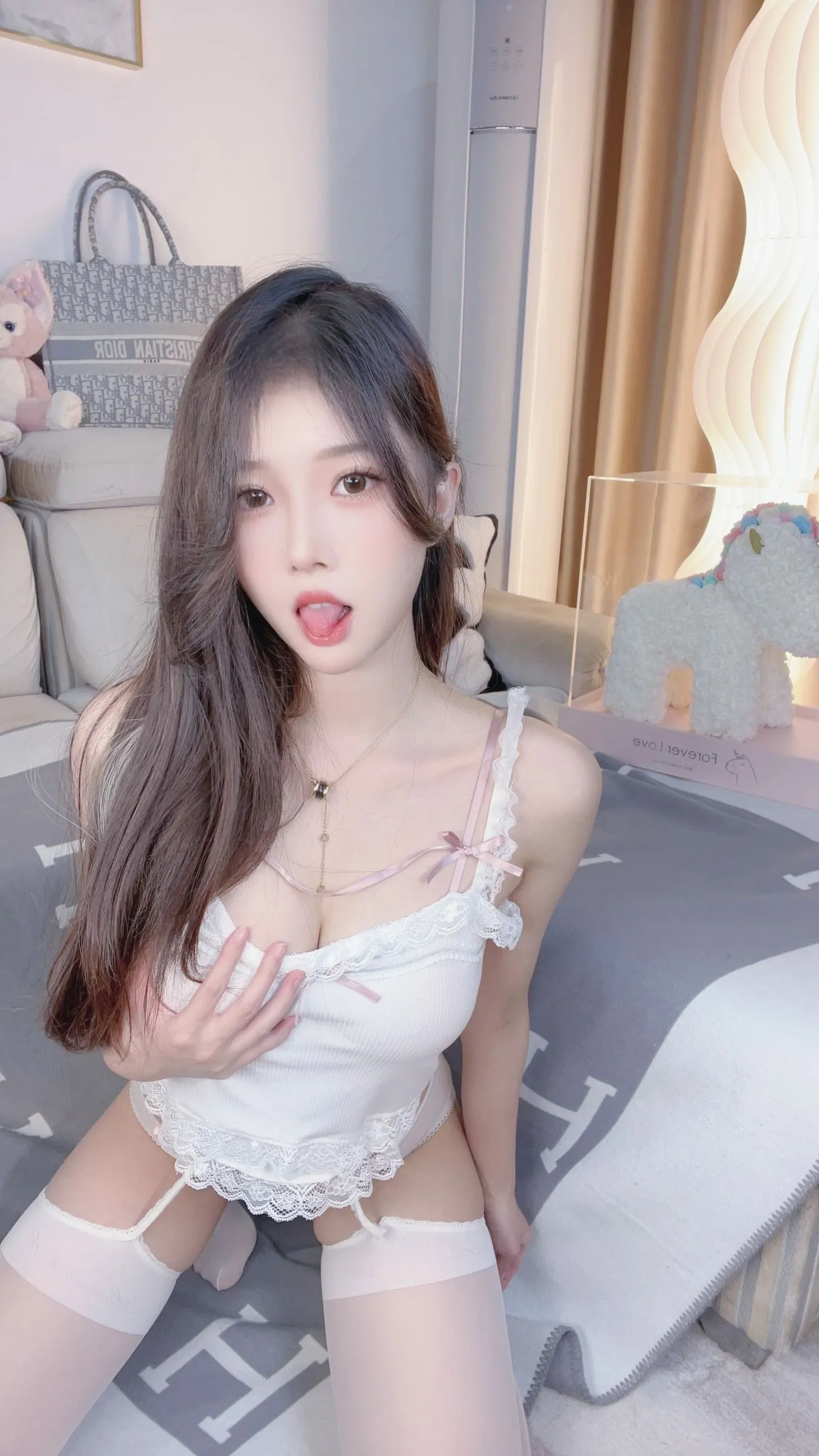 迦南 小奶瓶儿 / 纯欲吊带 cosplayer写真 P.3