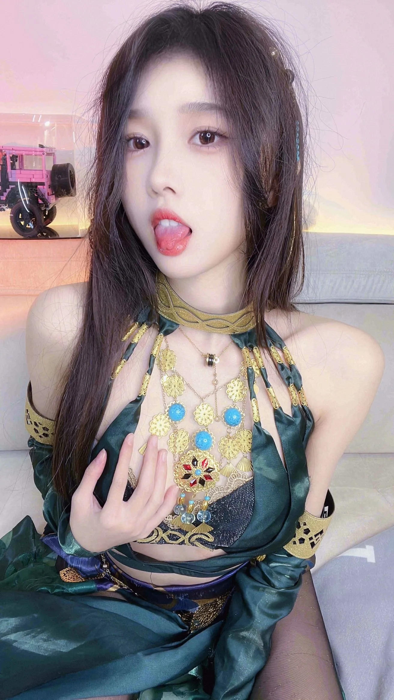 迦南 小奶瓶儿 / 纯欲吊带 cosplayer写真 P.3