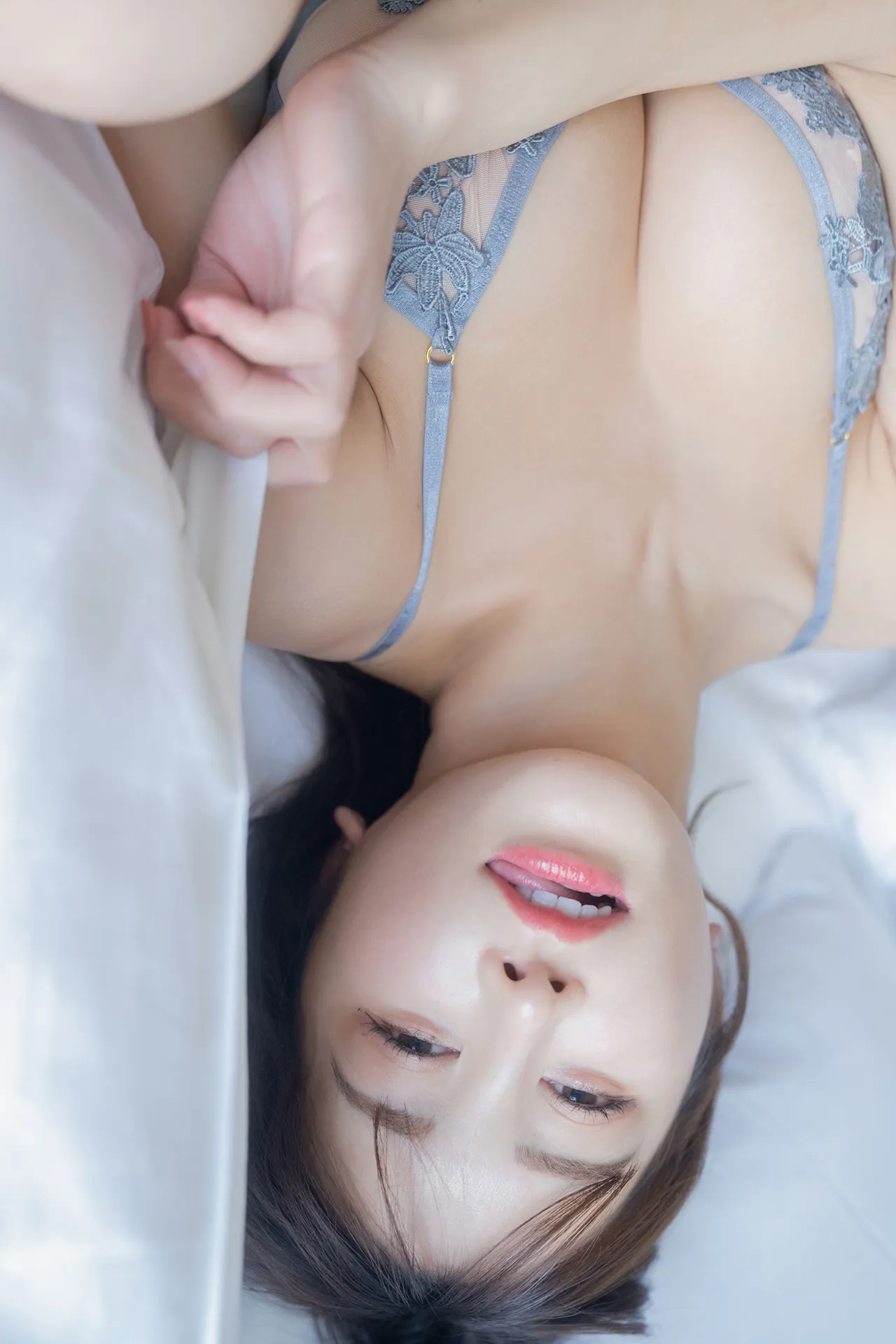 Through 日本写真 Ikumi 写真集 See Lingerie いくみ, P.5